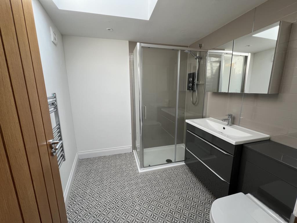 Lot: 14 - TOWN CENTRE FULLY REFURBISHED FIRST FLOOR FLAT - General view of shower room